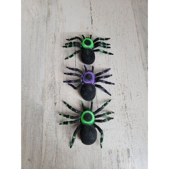 Rubber tarantula green purple spider Halloween decor set - Picture 1 of 7